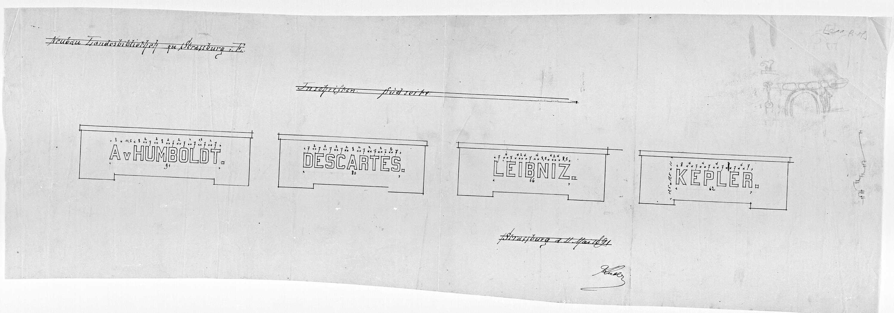 Façade principale, détails des inscriptions des médaillons.