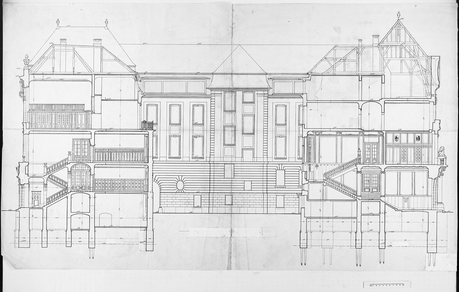 Projet de transformation de l'étage mansardé, élévation et coupe de la façade est sur cour.