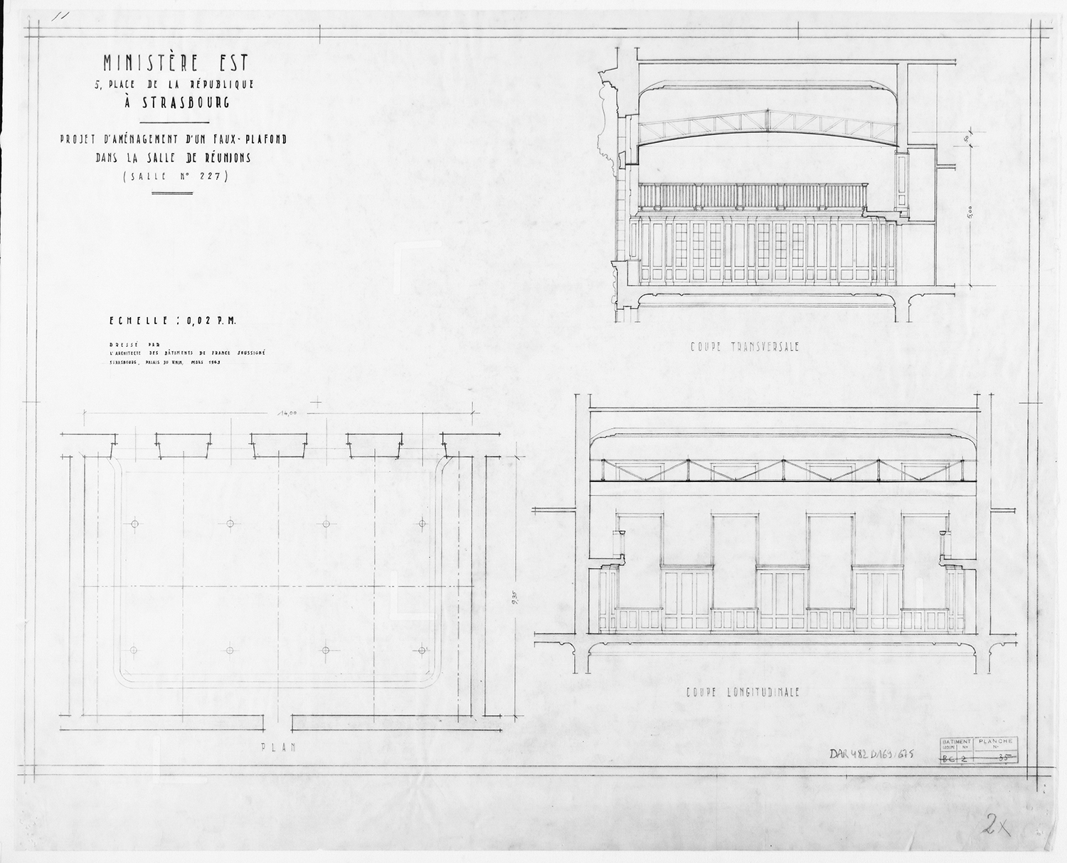 Projet d'aménagement d'un faux plafond dans la salle de réunion, plan et coupes transversale et longitudinale.