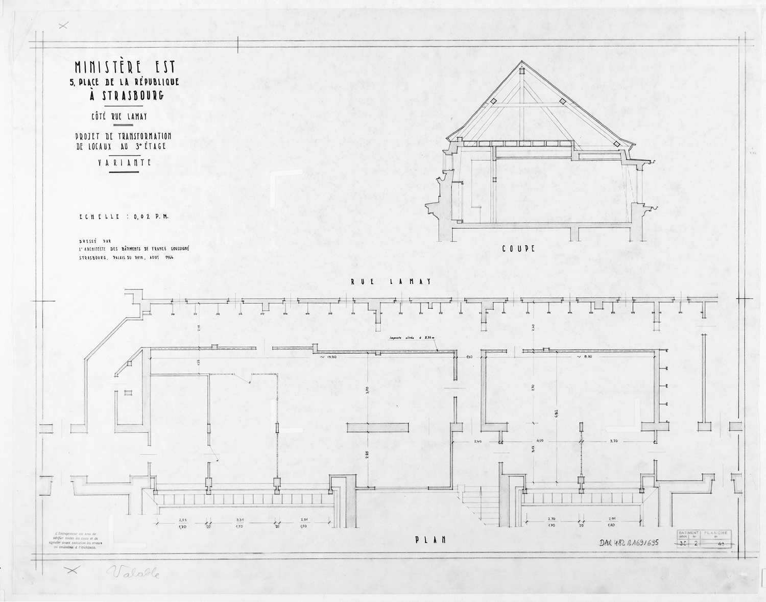 Projet de transformation des locaux du troisième étage, plan de masse et coupe transversale de l’aile est sur cour.