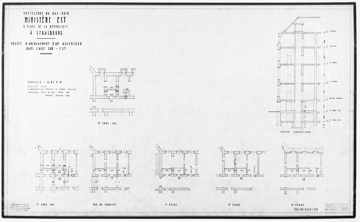 Projet d'aménagement d'un ascenseur dans l’aile sud-est, plans de masse par niveaux et coupe schématique.