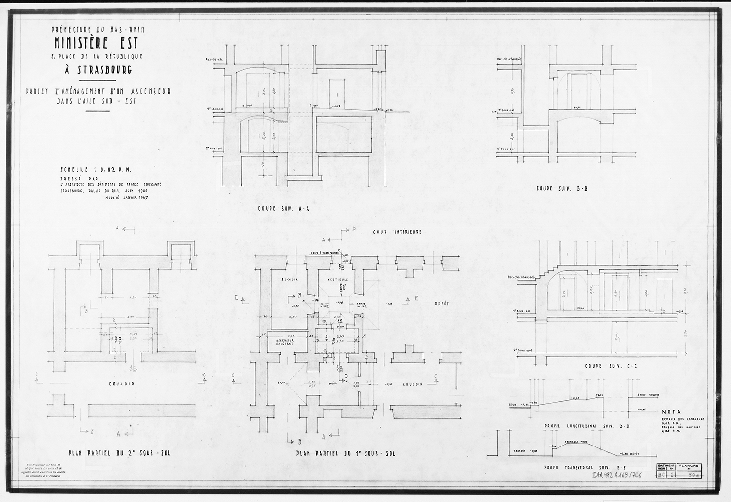 Projet d'aménagement d'un ascenseur dans l’aile sud-est, plans de masse des premier et deuxième sous-sols, coupes et profils.