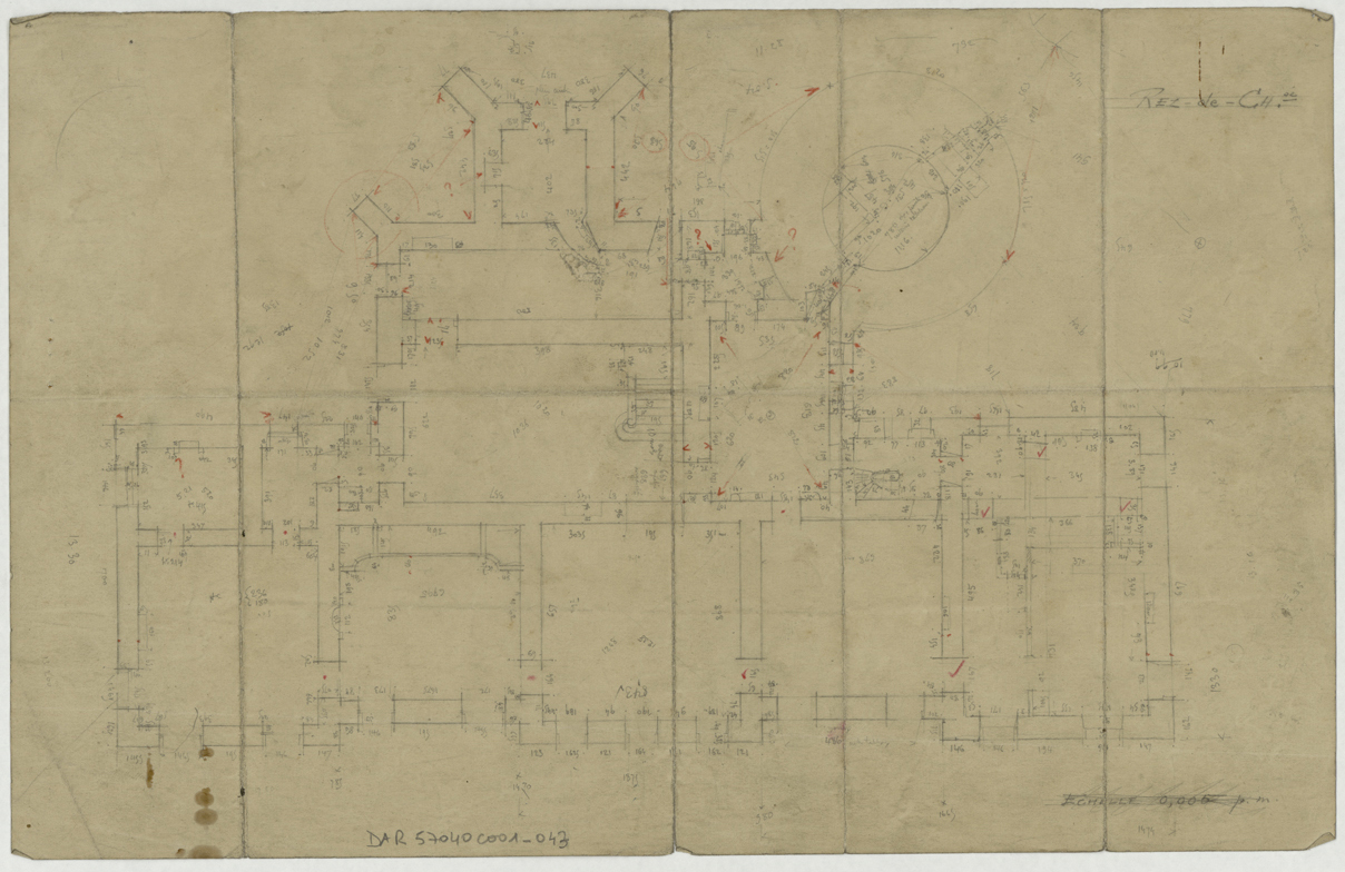 Plan de masse avec métrés du rez-de-chaussée.