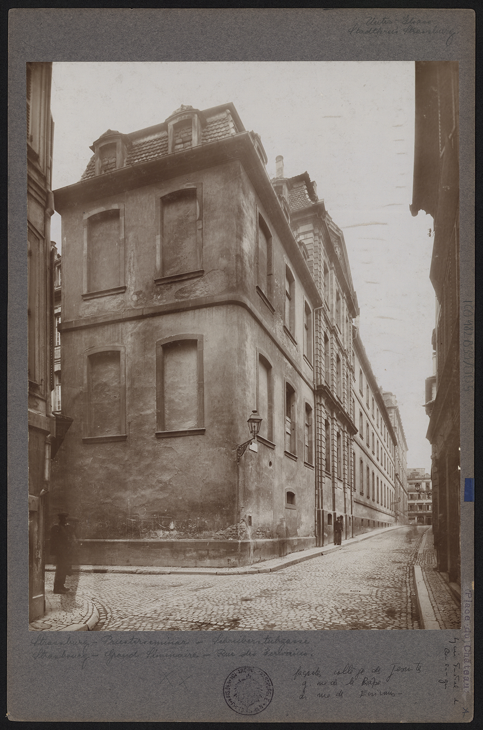 Vue d’ensemble de l’angle sud-est de la façade sud.