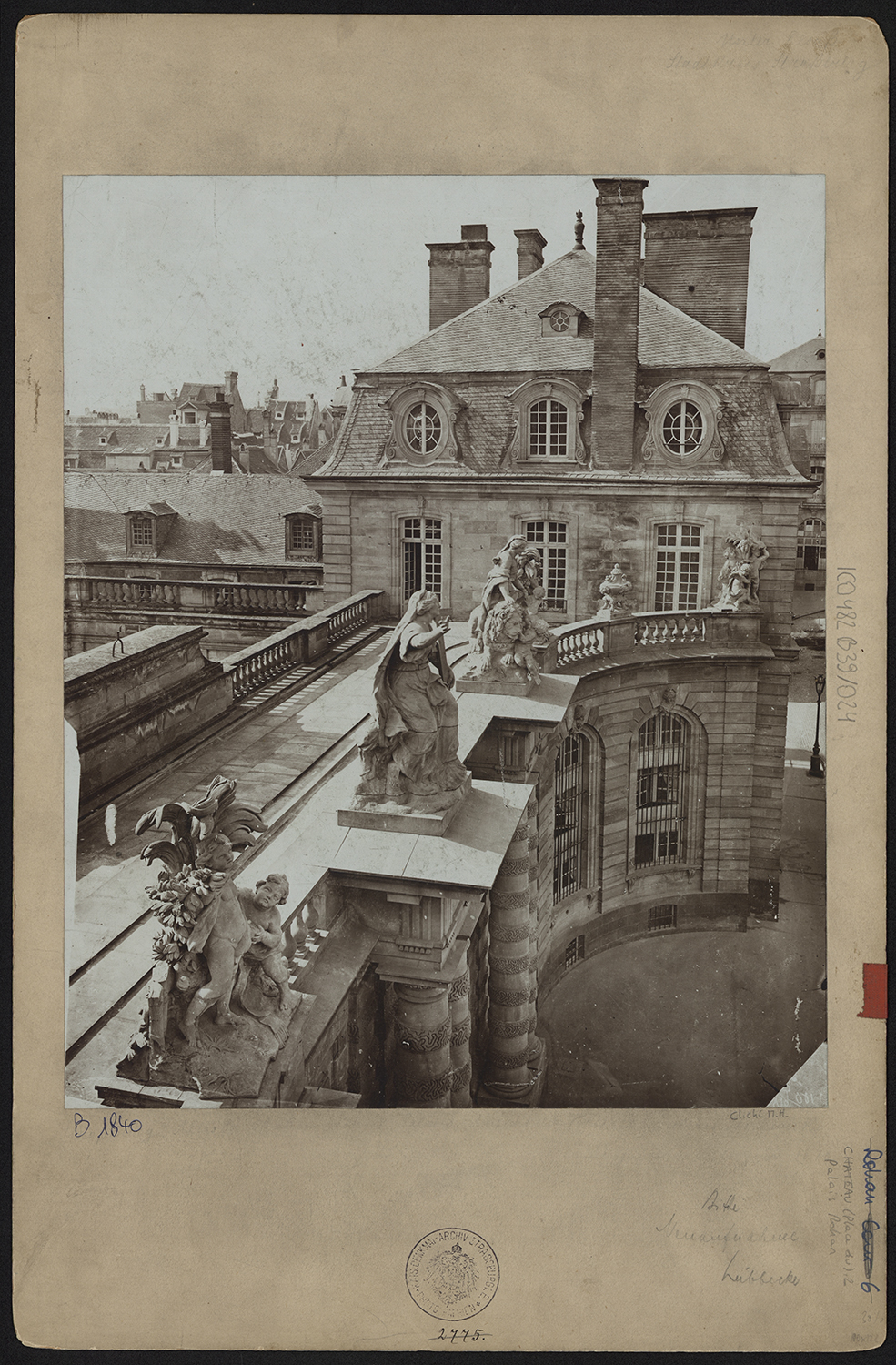 Vue d’ensemble de la terrasse du portail principal.