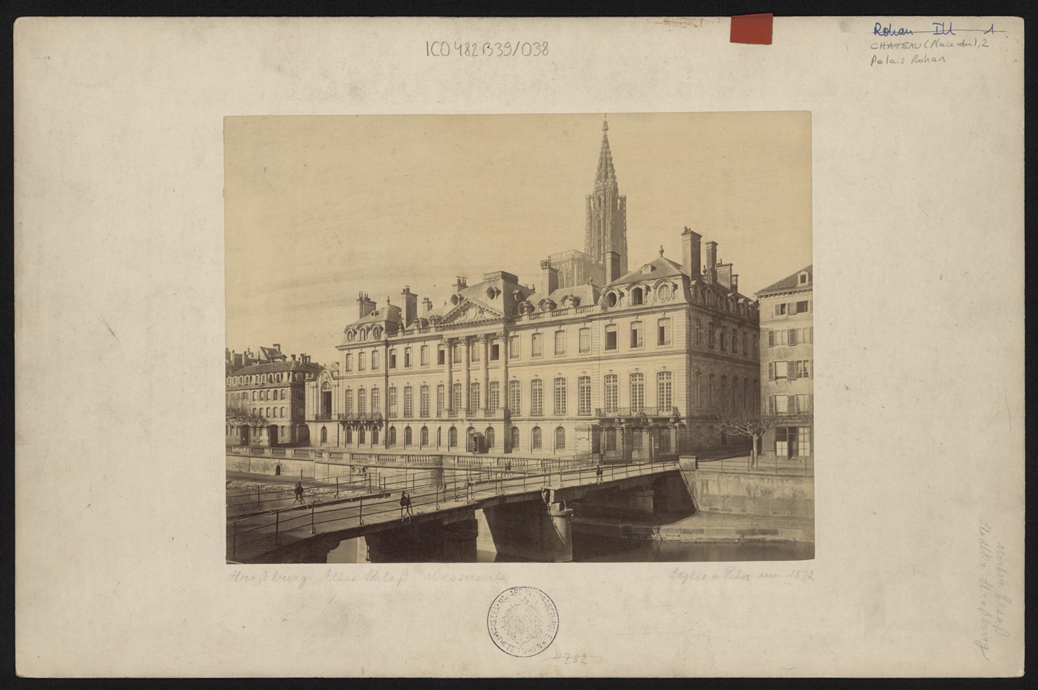 Vue d'ensemble de la façade sud depuis le quai des Bateliers.