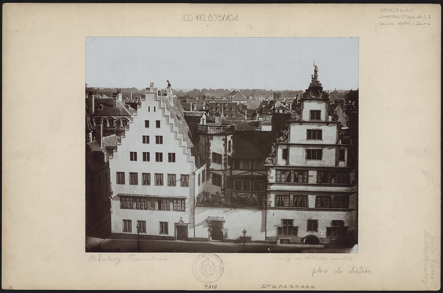 Vue d'ensemble du côté sud depuis la place vers 1870.