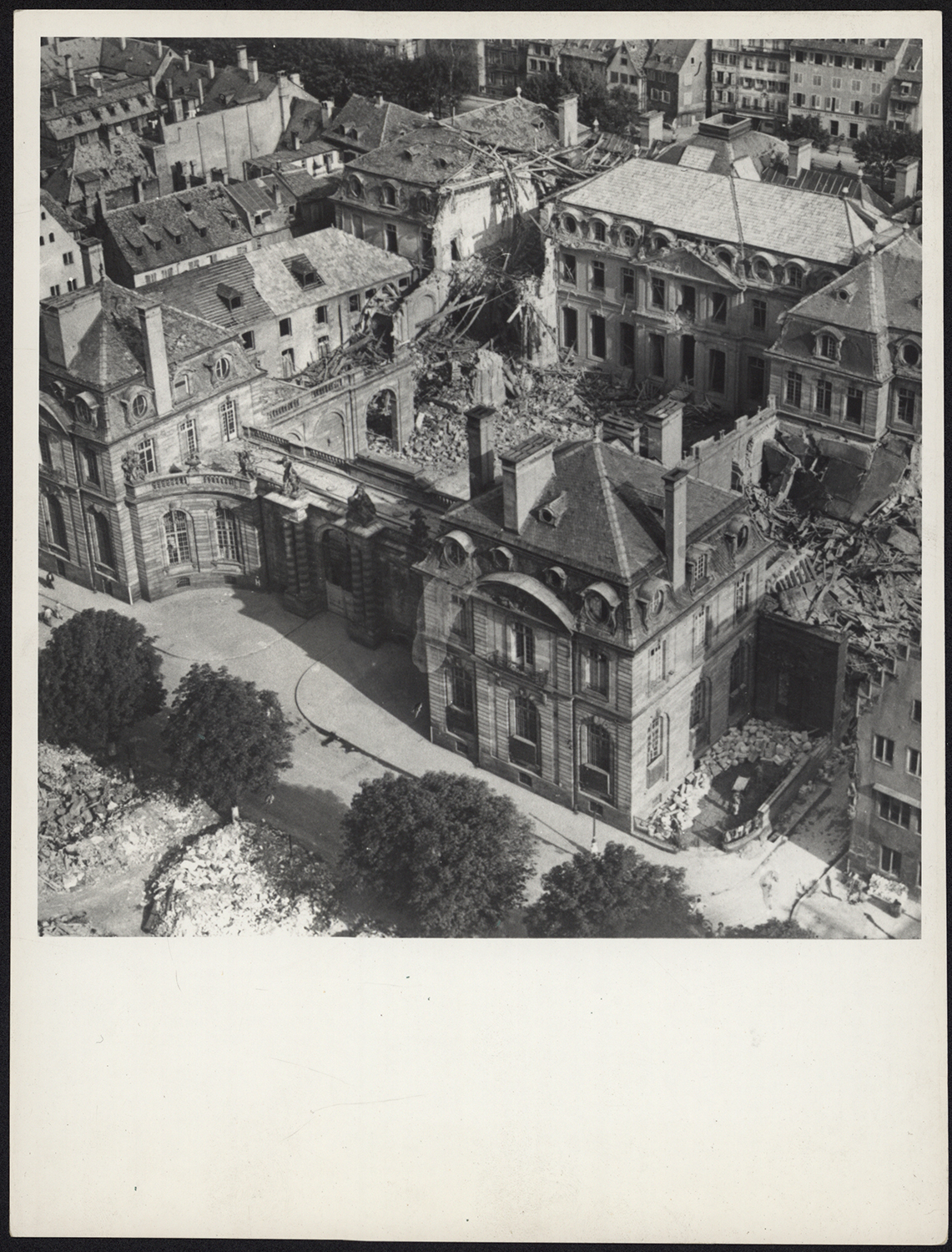 Vue d’ensemble des dommages de guerre du côté nord-ouest depuis la cathédrale.