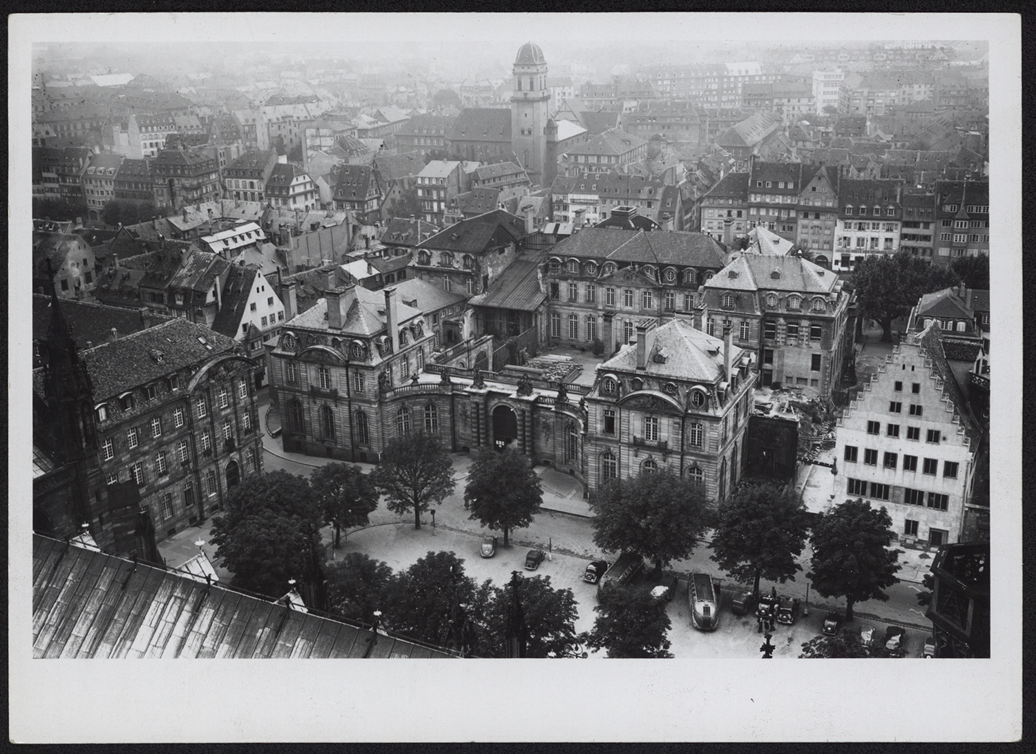 Vue d’ensemble des travaux de reconstruction du côté nord depuis la cathédrale. 