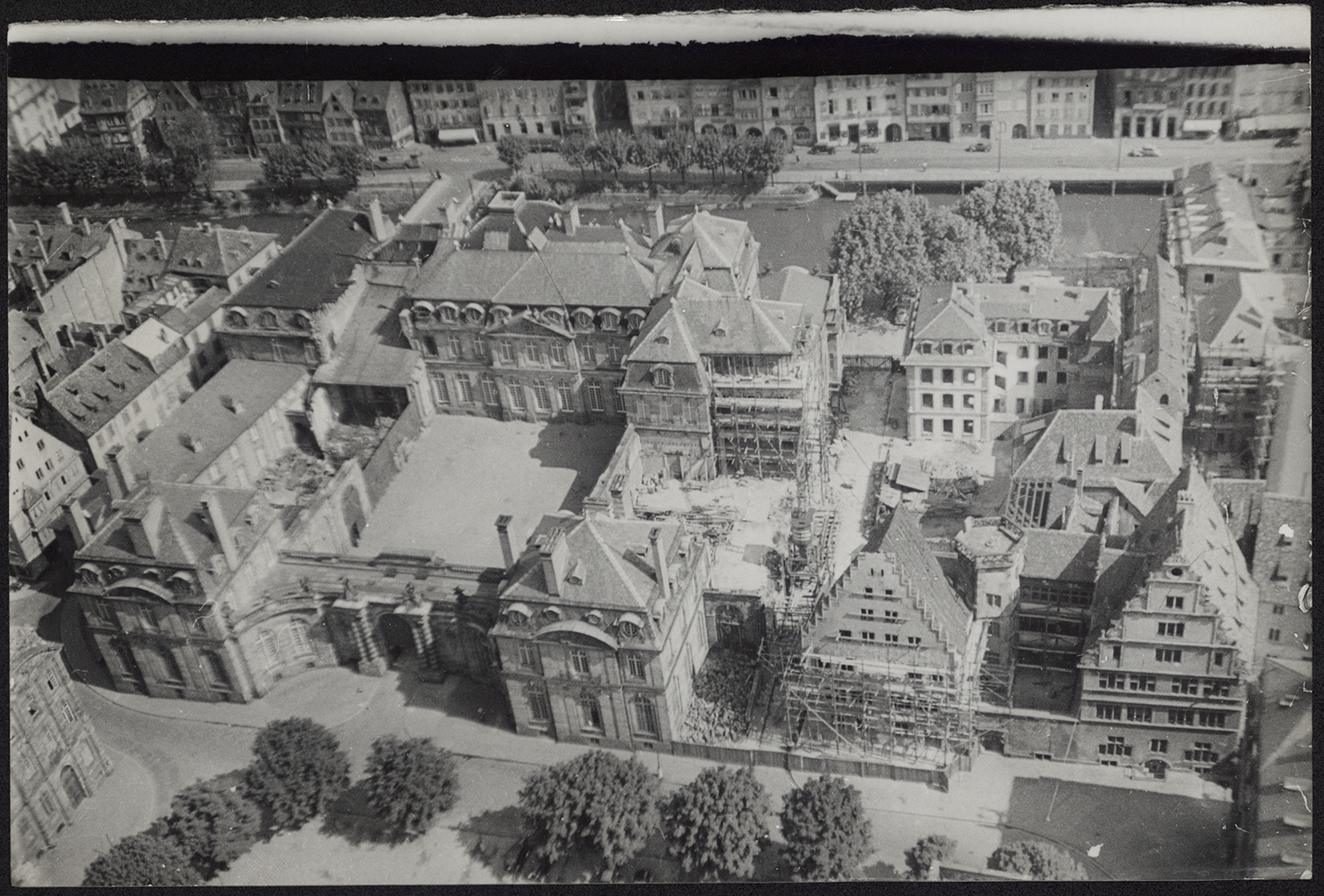 Vue d’ensemble des travaux de reconstruction du côté nord depuis la cathédrale. 