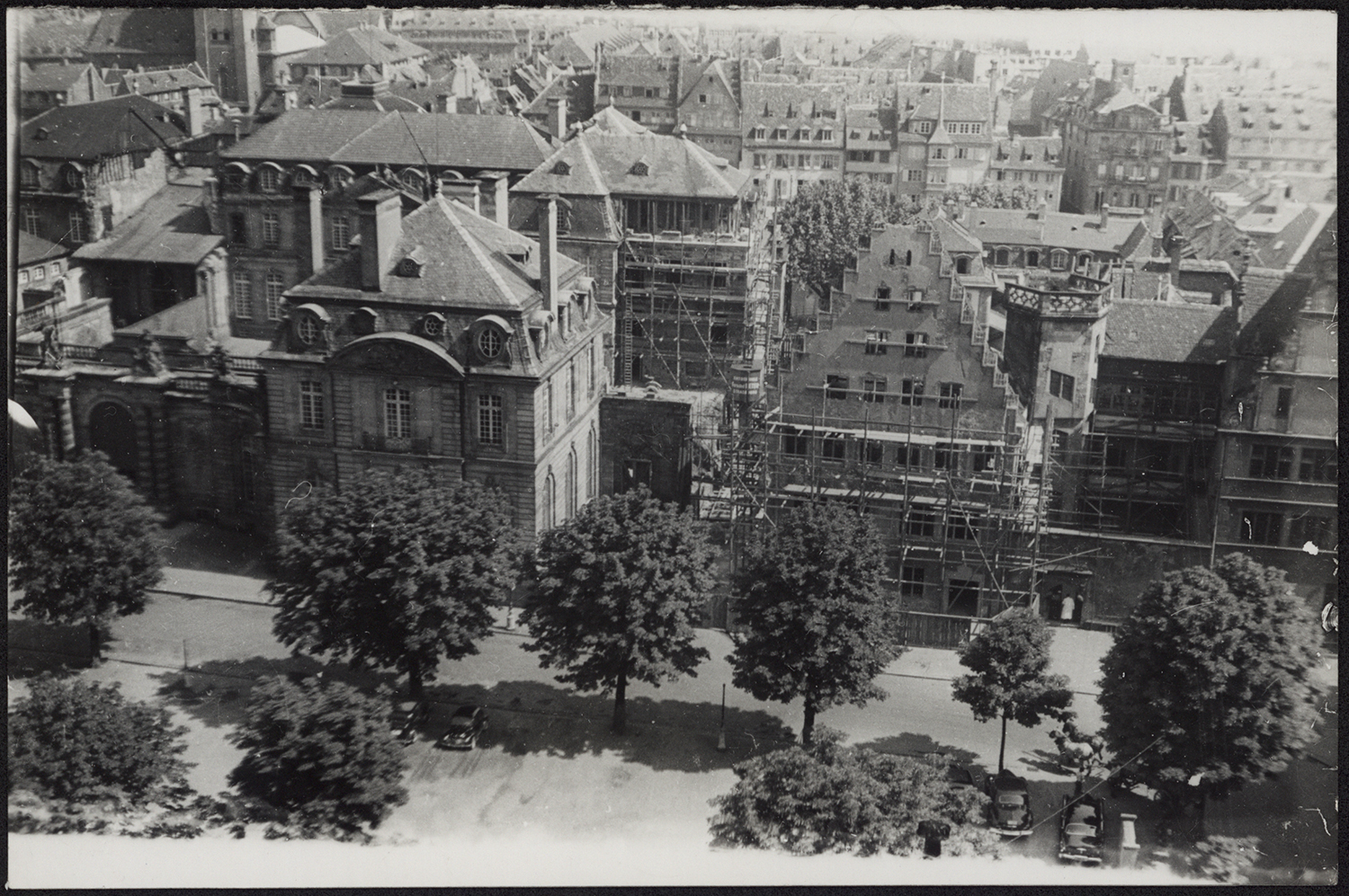 Vue d’ensemble des travaux de reconstruction du côté nord depuis la cathédrale. 