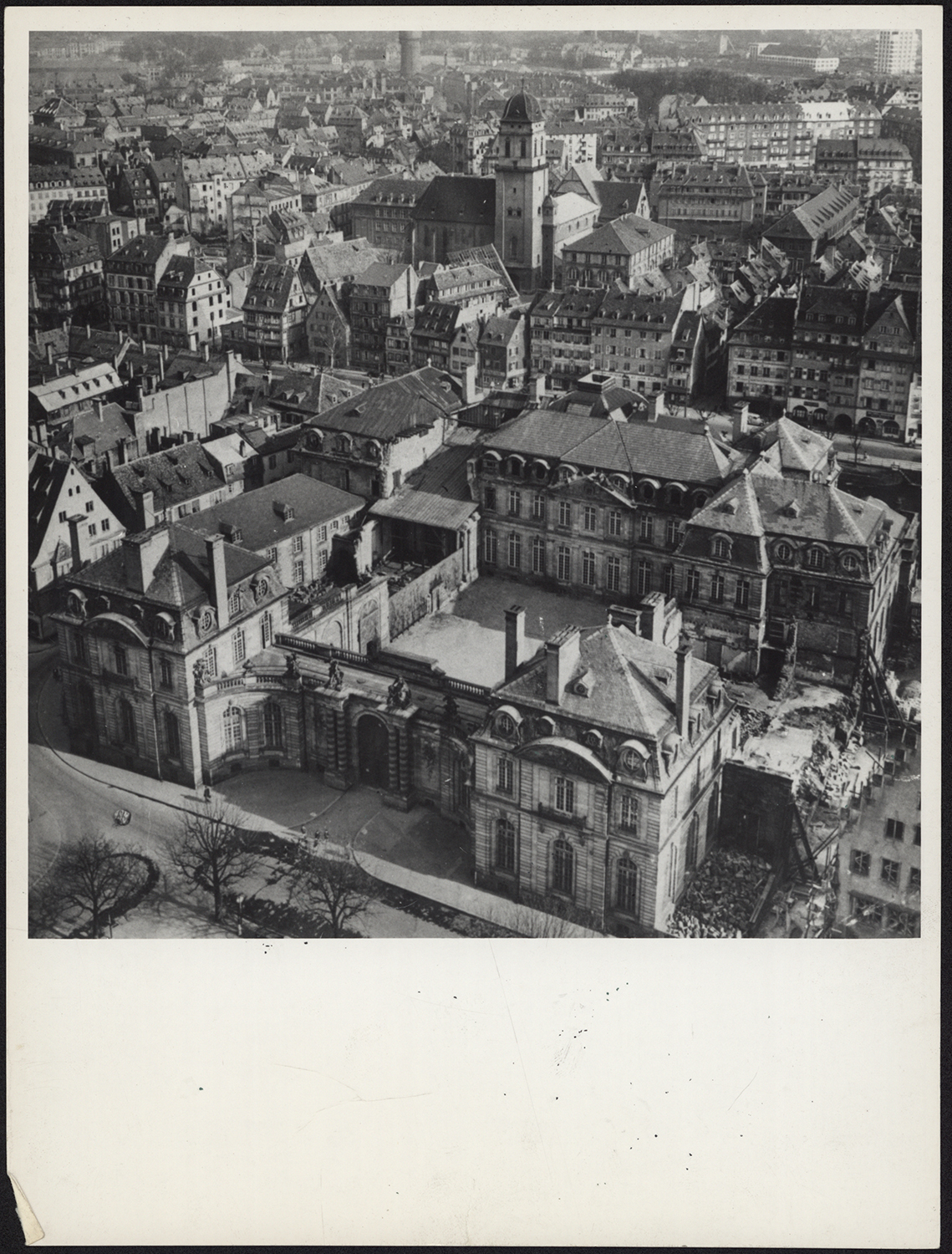 Vue d’ensemble des dommages de guerre du côté nord-est depuis la cathédrale.