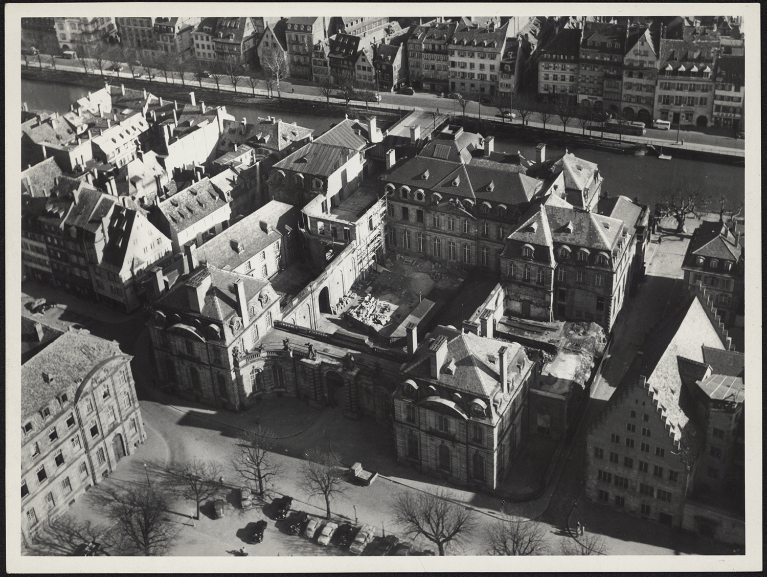 Vue d’ensemble de la toiture avant les travaux de reconstruction de 1965 depuis la cathédrale.