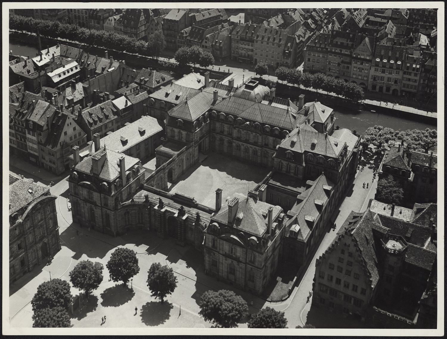 Vue d'ensemble des travaux de reconstruction du côté nord-est depuis la cathédrale.