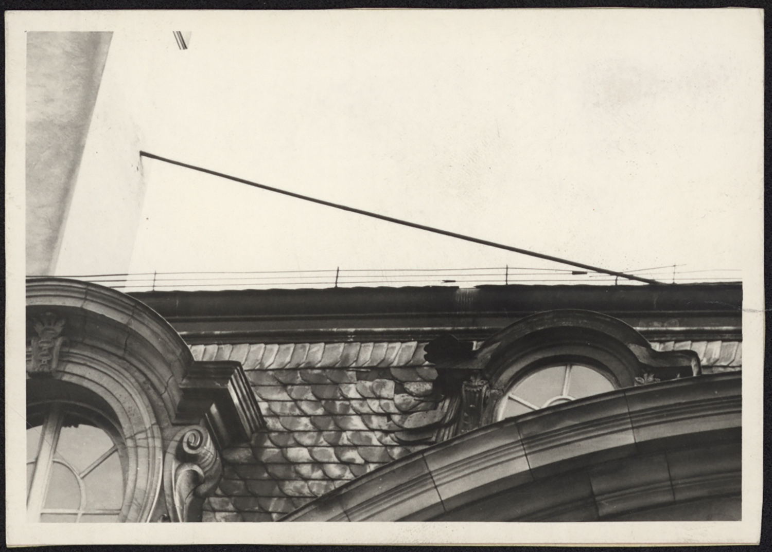 Vue de détail de la toiture du côté nord de la façade nord du pavillon nord-est.