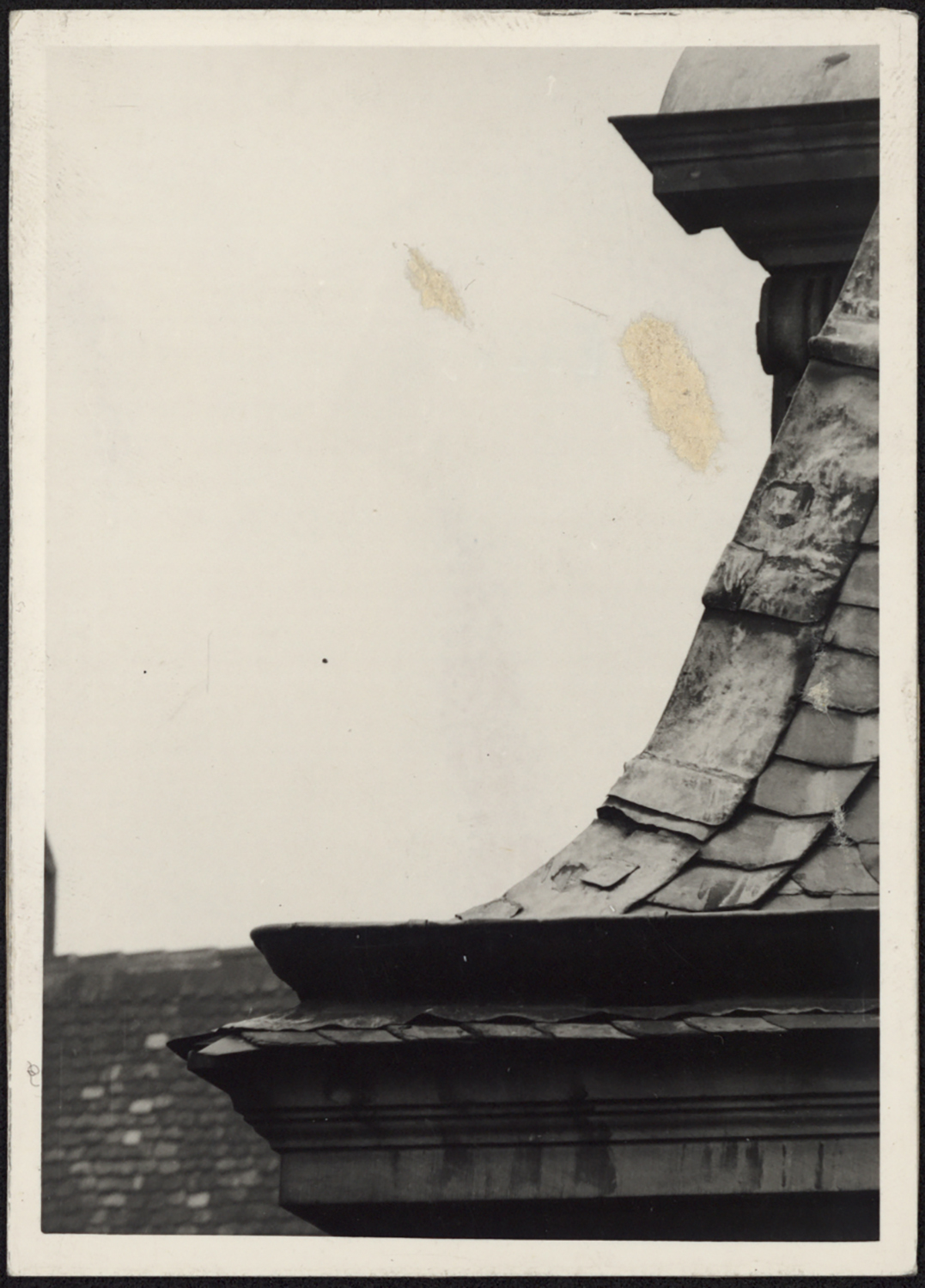 Vue de détail de la corniche et de la couverture du côté est de la façade nord du pavillon nord-est.