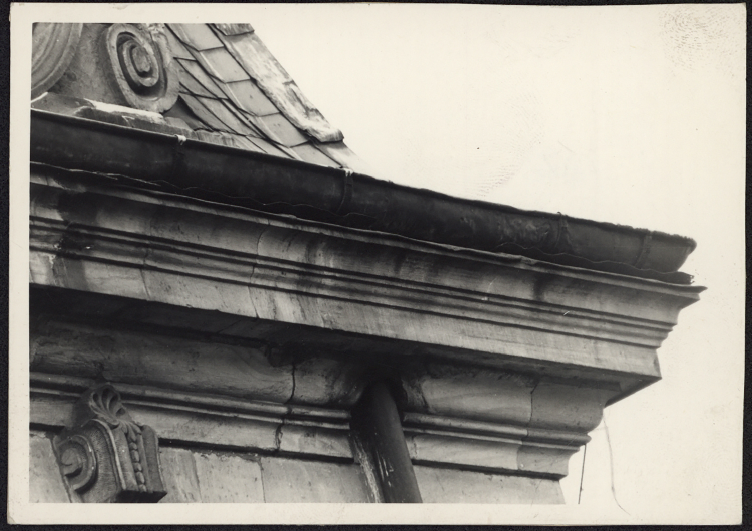 Vue de détail d’un sondage arbalétrier de Brisis de la couverture du côté sud de la façade nord du pavillon nord-est.