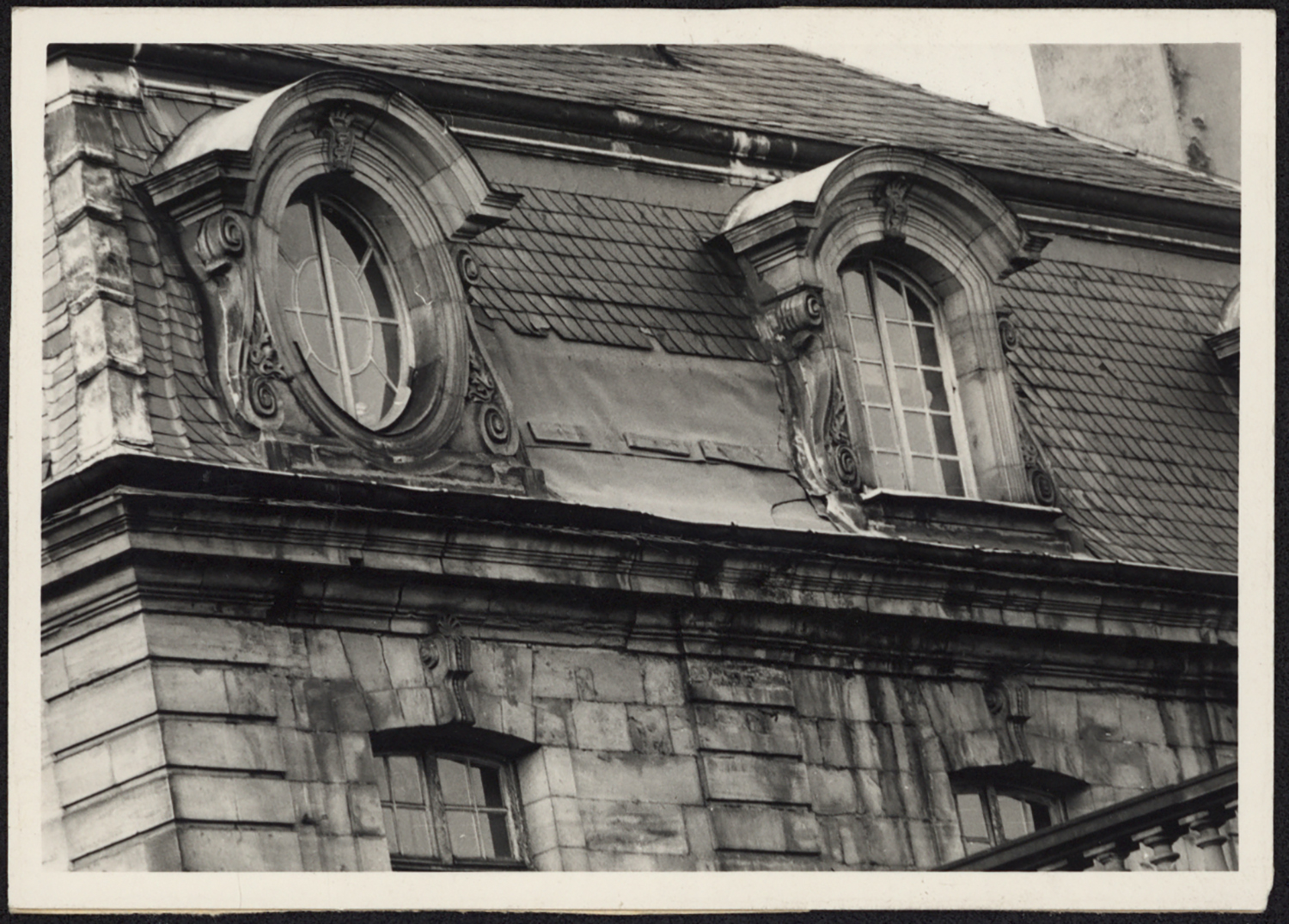 Vue de détail d’un sondage arbalétrier de Brisis de la couverture du côté sud de la façade nord du pavillon nord-est.