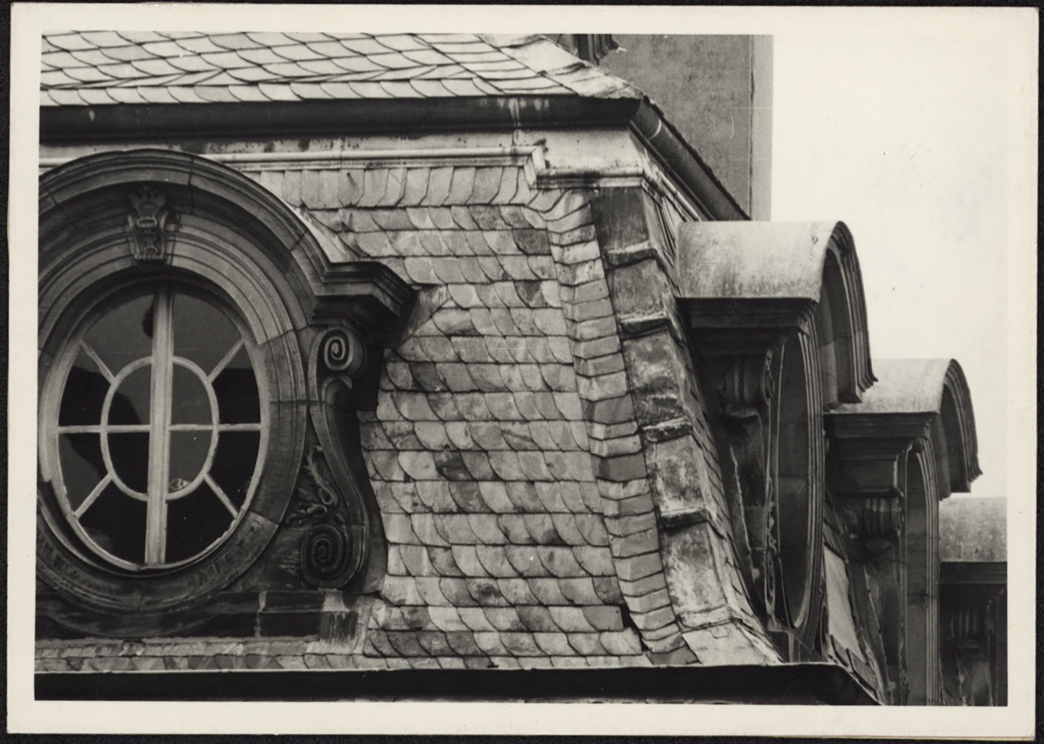 Vue de détail des oeils-de-boeuf de la couverture du côté ouest de la façade nord du pavillon nord-est.