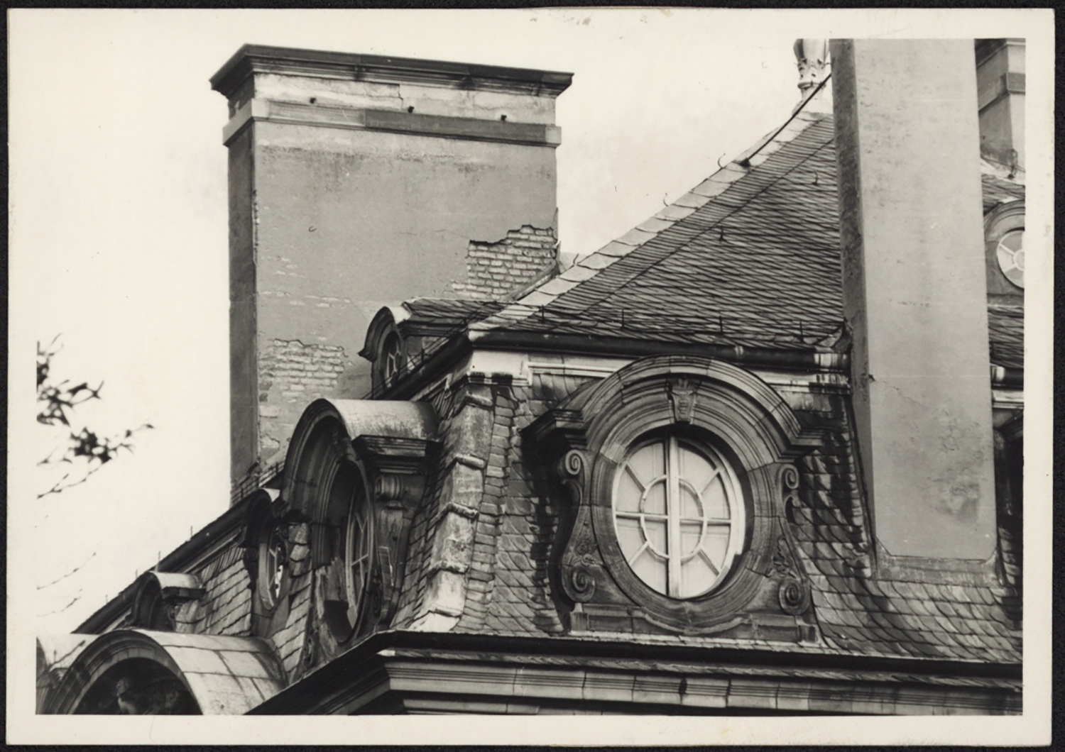 Vue de détail des oeils-de-boeuf et de la couverture du côté ouest de la façade nord du pavillon nord-est.