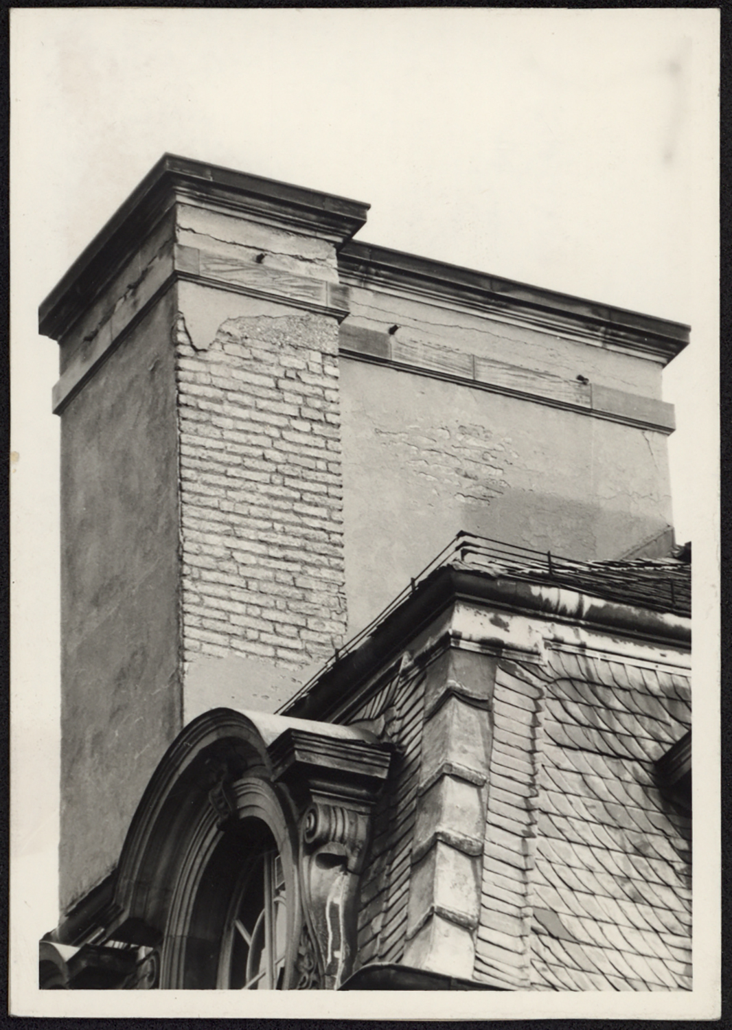 Vue de détail de la cheminée du côté ouest de la façade nord du pavillon nord-est.