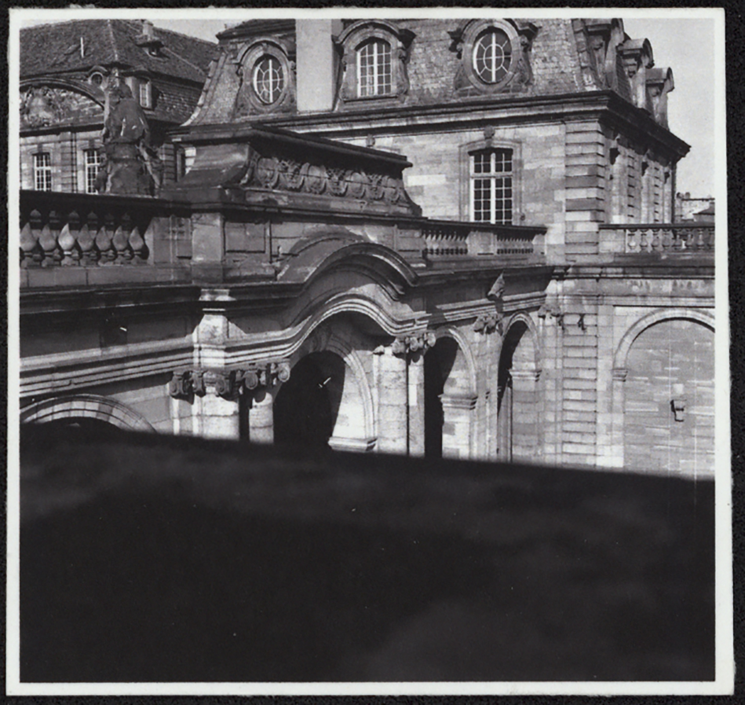 Vue d’ensemble du portail d’entrée depuis depuis la terrasse.