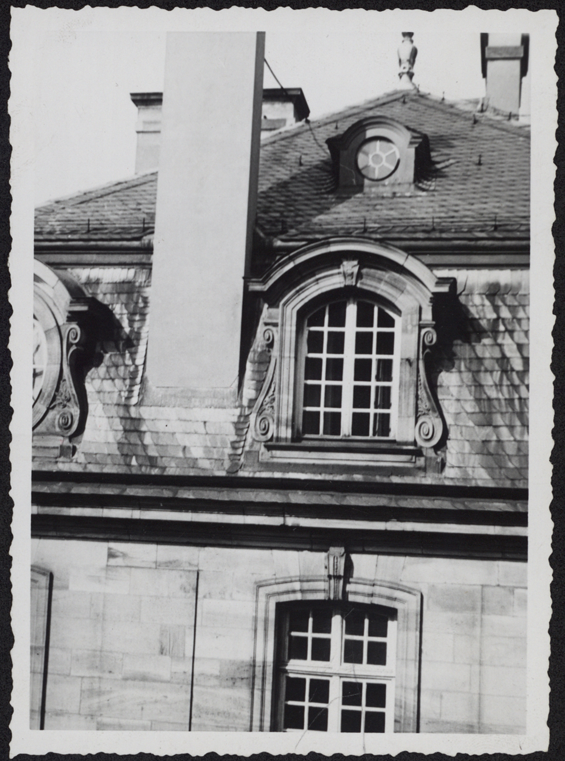 Vue d’ensemble de la couverture du côté ouest de la façade nord du pavillon nord-ouest.