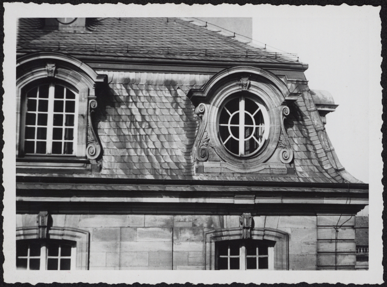 Vue d’ensemble de la couverture du côté ouest de la façade nord du pavillon nord-ouest.