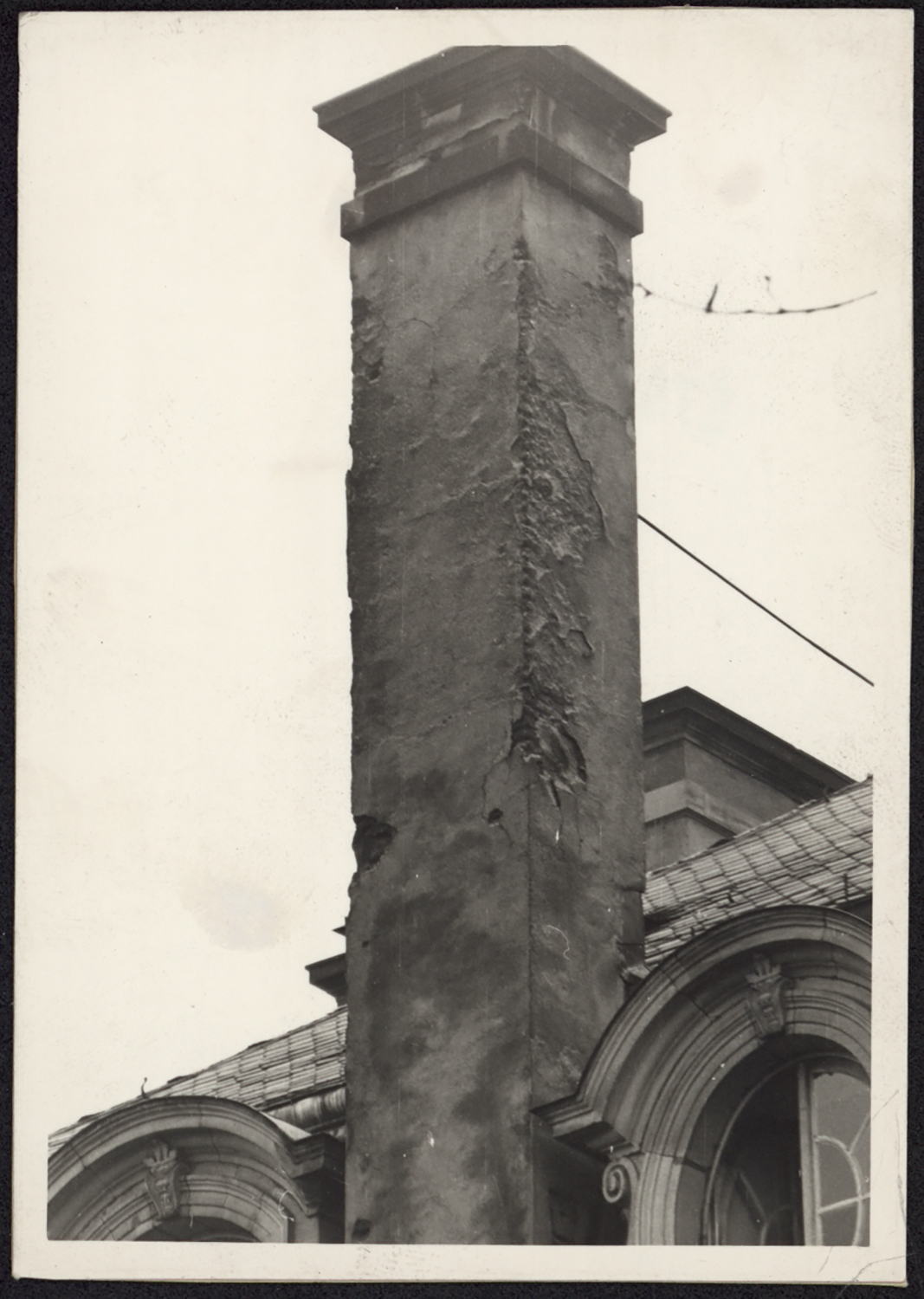 Vue de détail de la cheminée de la couverture du côté est du pavillon nord-ouest.