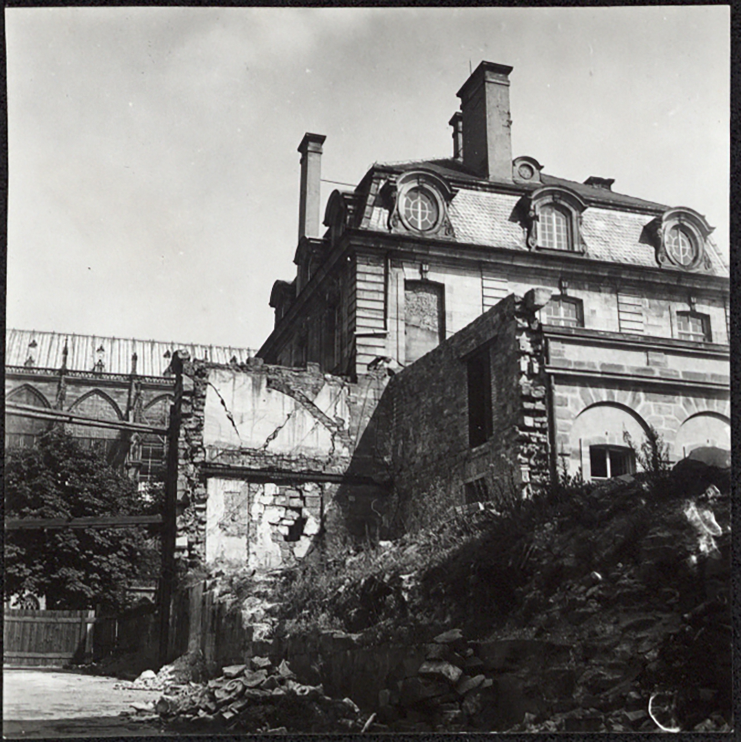 Vue d’ensemble des dommages de guerre sur l’aile ouest des anciennes écuries.