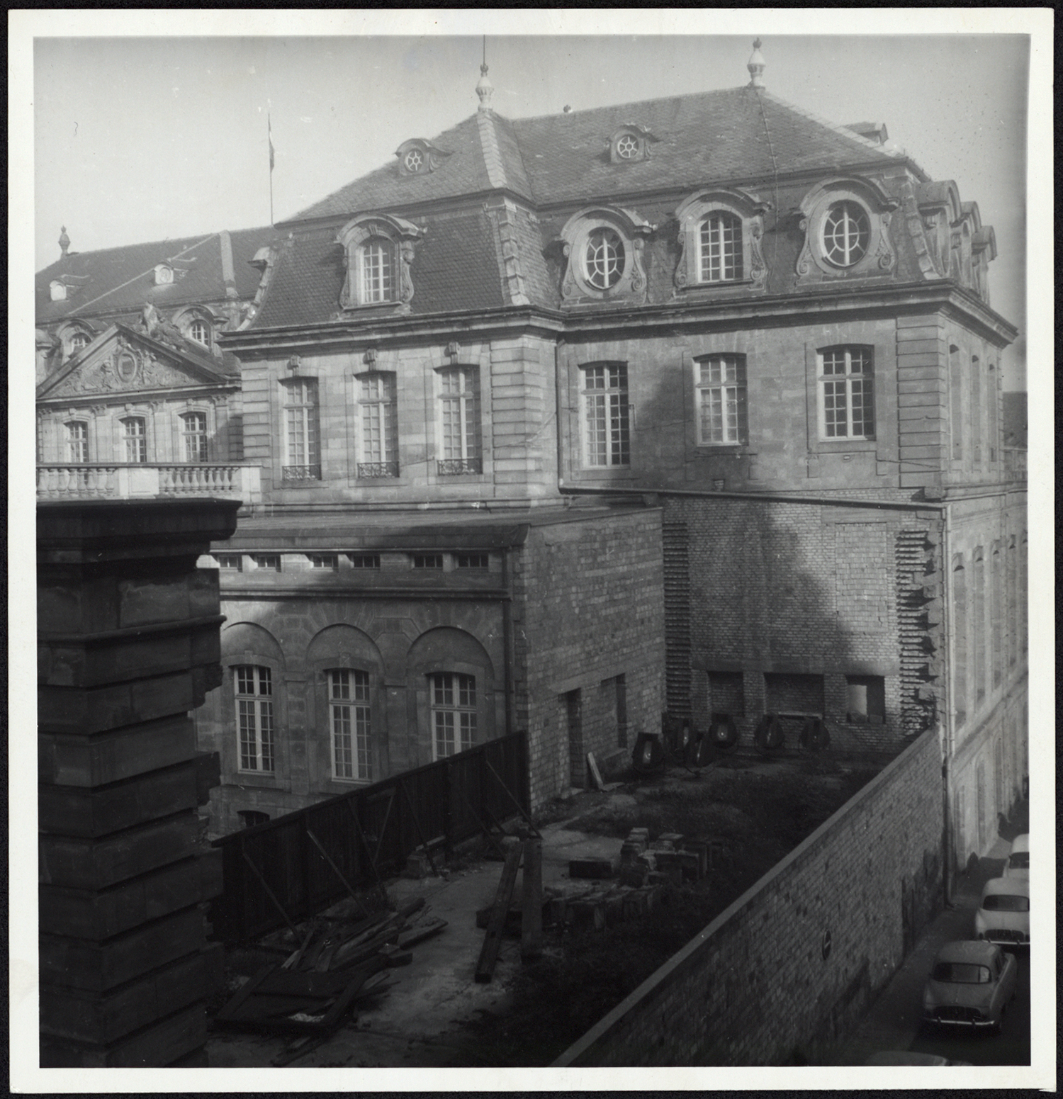 Vue d’ensemble des dommages de guerre sur l’aile ouest des anciennes écuries.