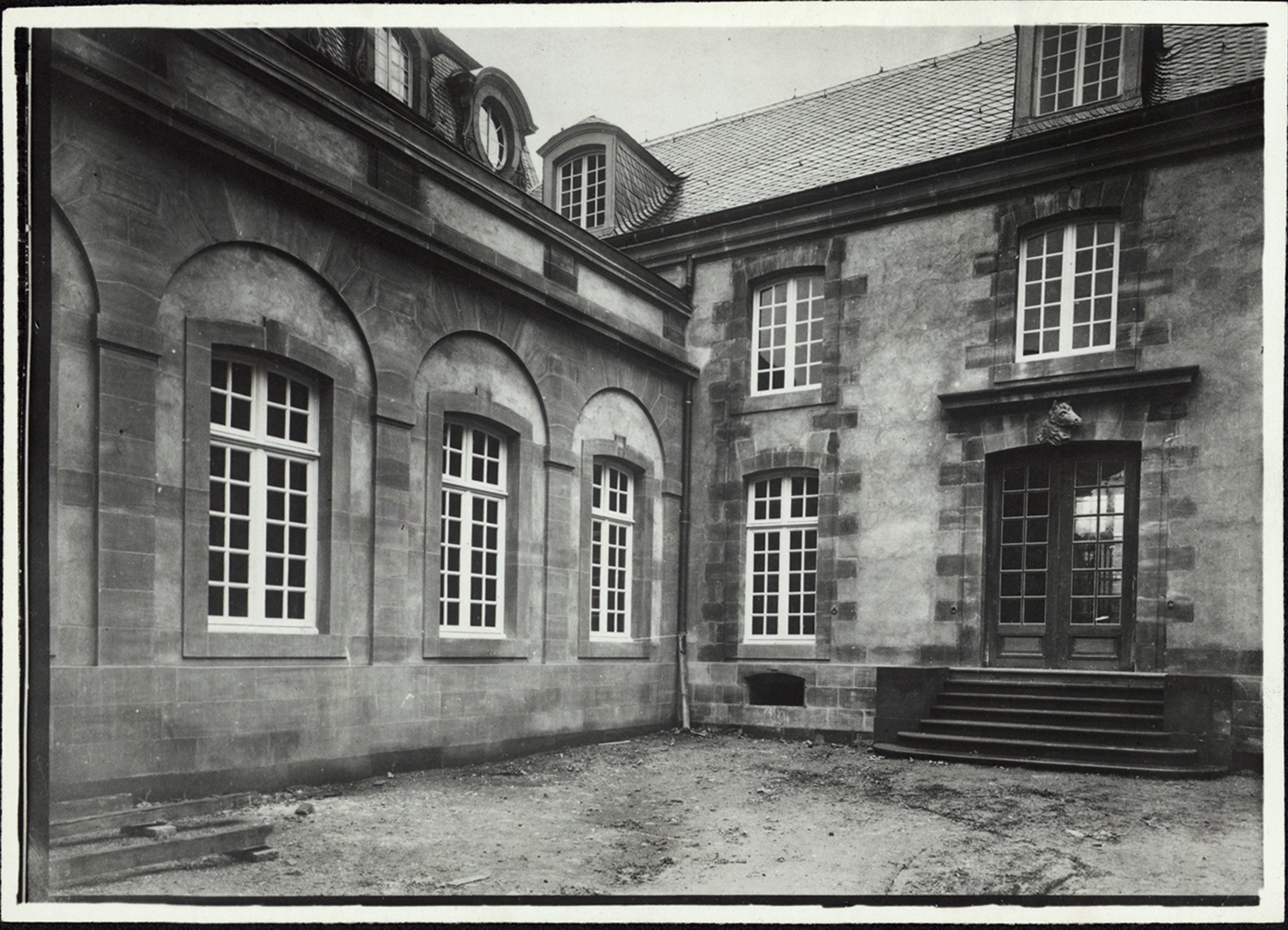 Vue d’ensemble de l’état après restauration de l’angle sud-ouest de la cour secondaire ouest et de l’aile ouest des anciennes écuries.