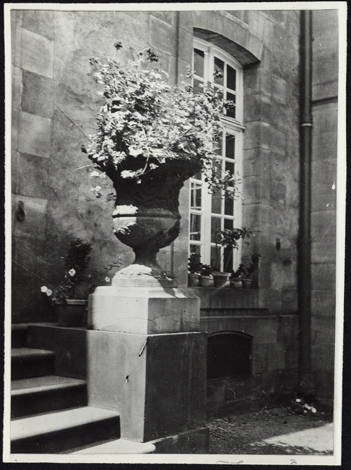 Vue de détail d’un vase de l’entrée des anciennes écuries.