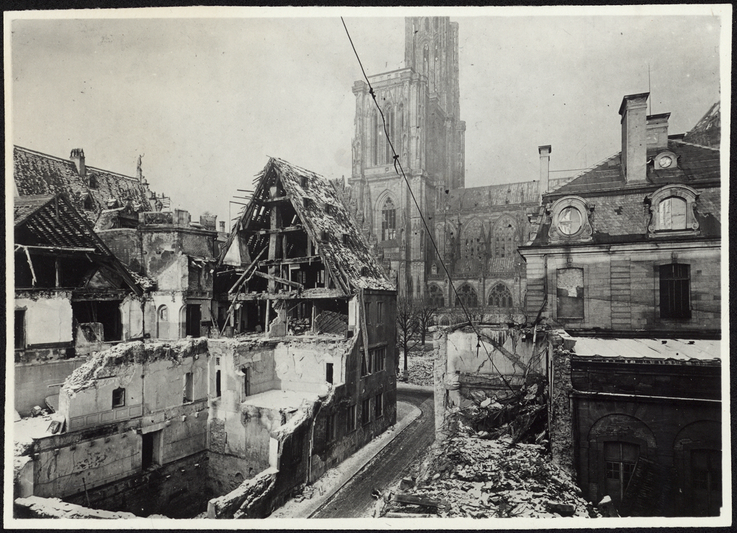 Vue d’ensemble des dommages de guerre sur l’aile ouest  depuis la rue du Bain-aux-Plantes.