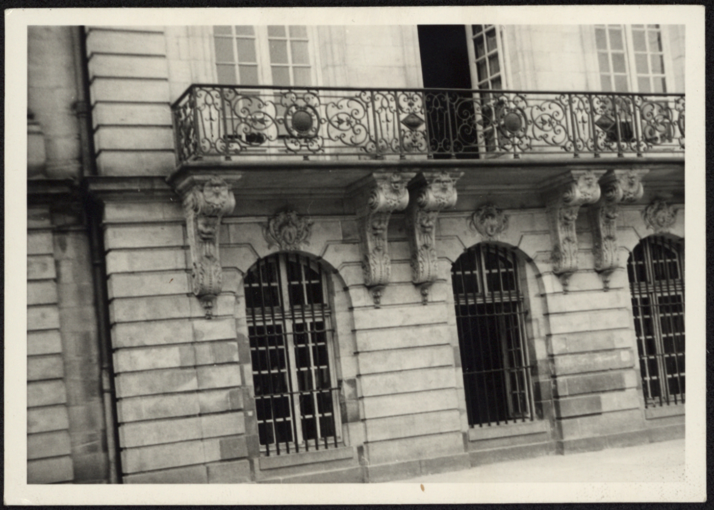 Vue d’ensemble de l’avant-corps gauche du corps de logis de la façade sud.