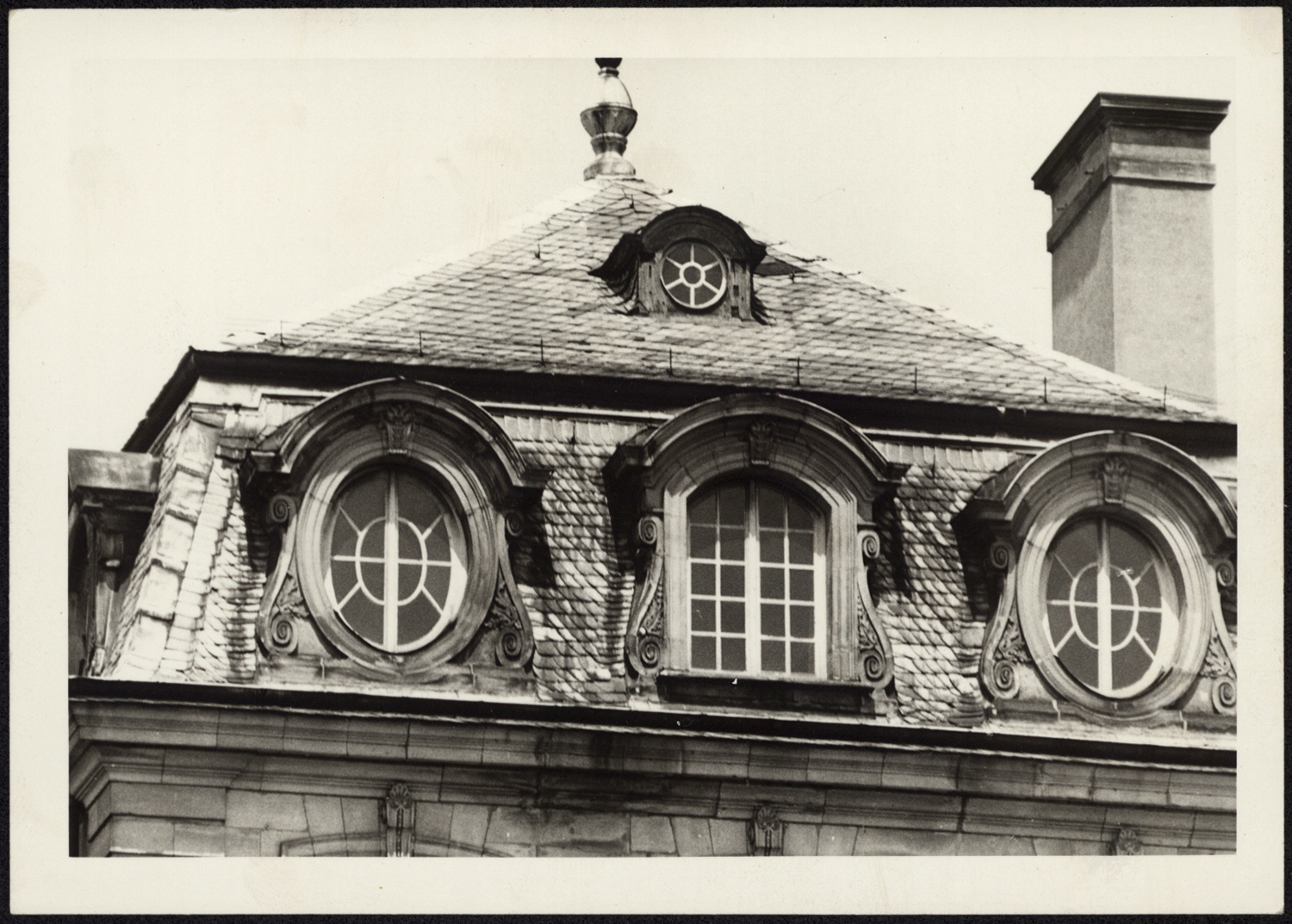 Vue de détail de la toiture du côté sud de la façade sud.