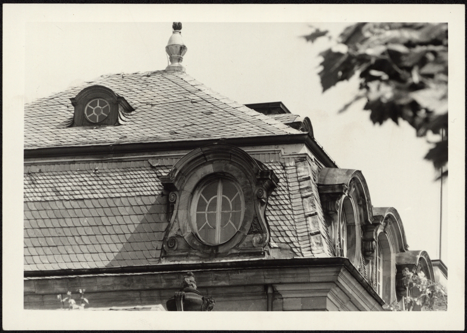 Vue de détail de la toiture de l’angle sud-ouest de la façade sud.