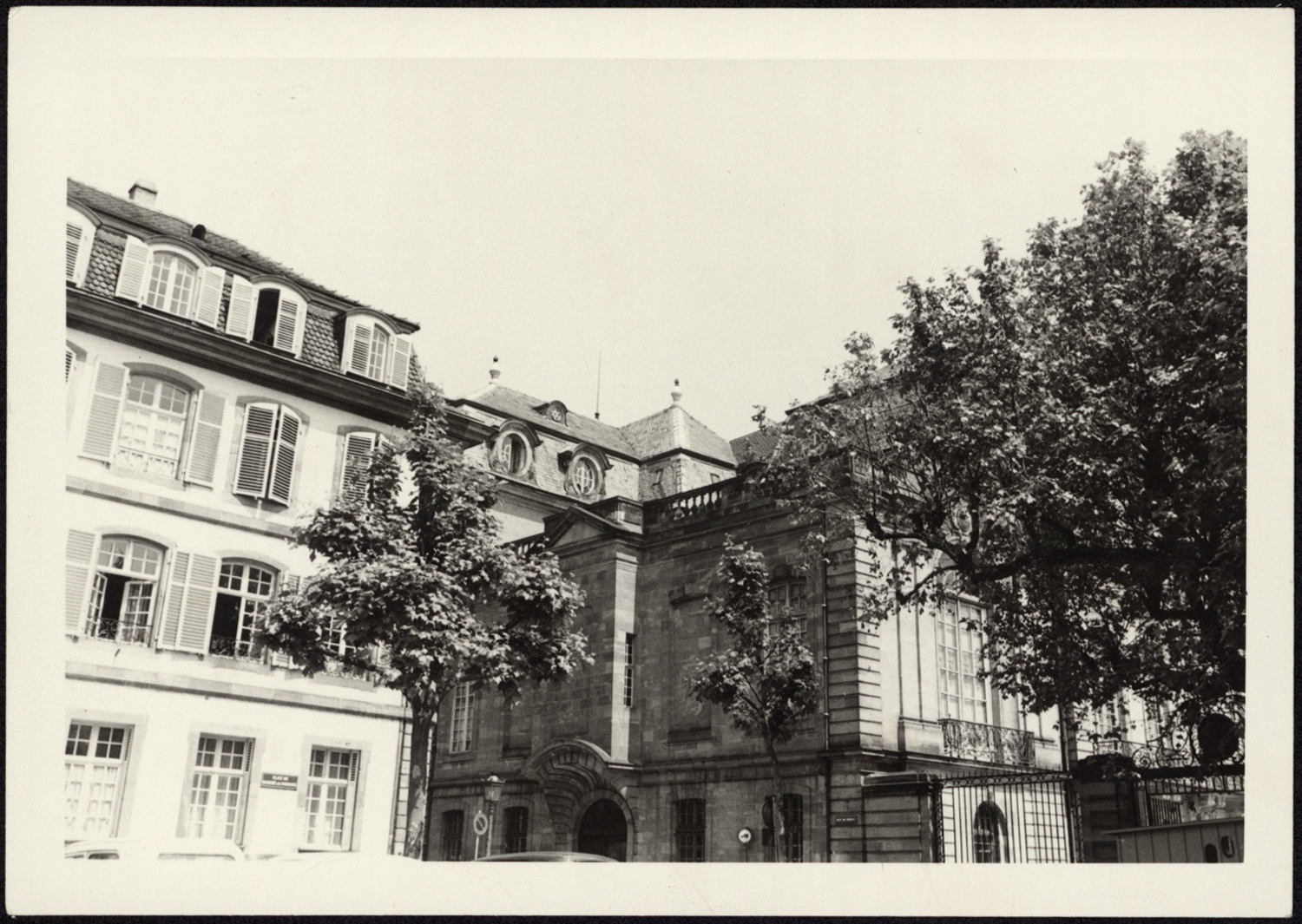 Vue d’ensemble l’aile ouest de la façade est depuis la place du Marché-aux-Poissons.