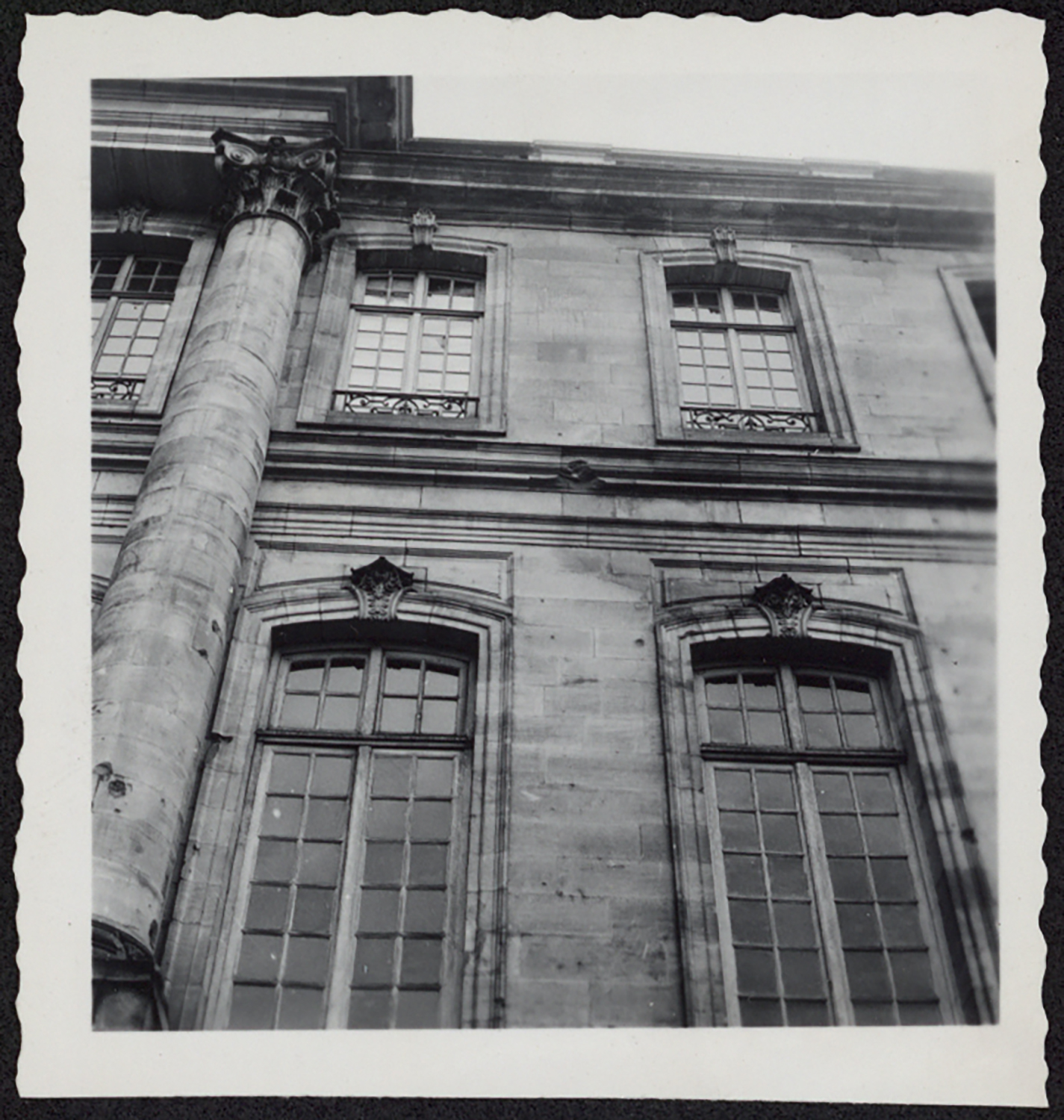 Vue de détail de l'avant-corps central de la façade sud.