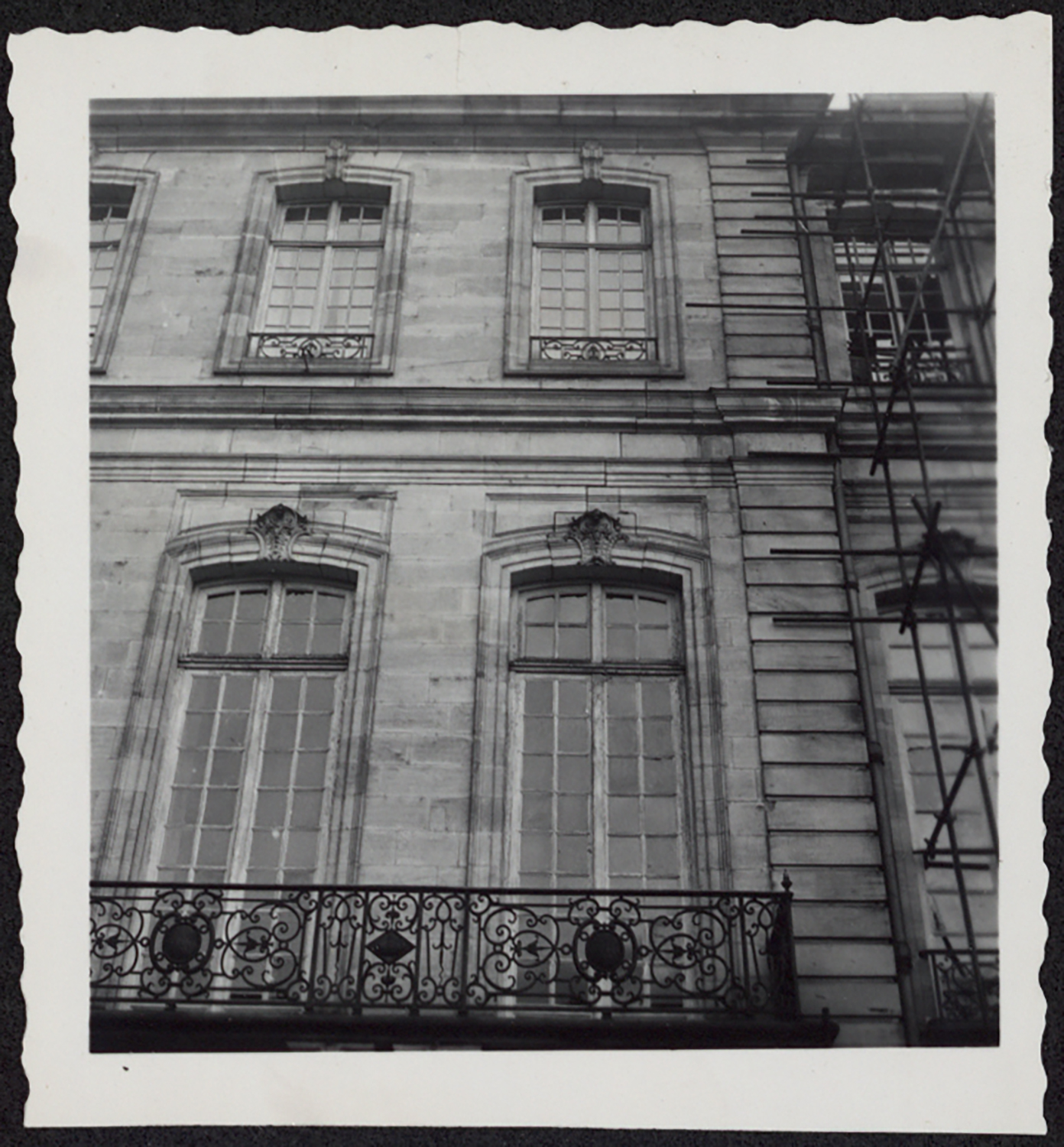 Vue de détail du pavillon d’angle ouest de la façade sud.