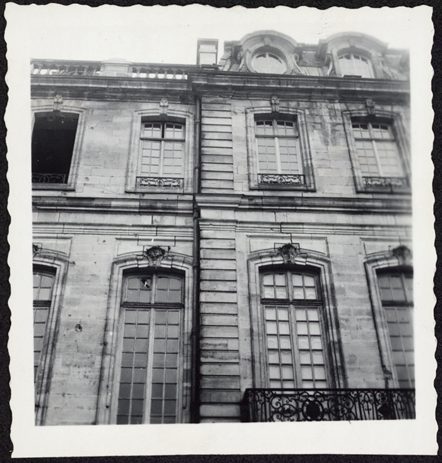 Vue de détail du pavillon d’angle est de la façade sud.