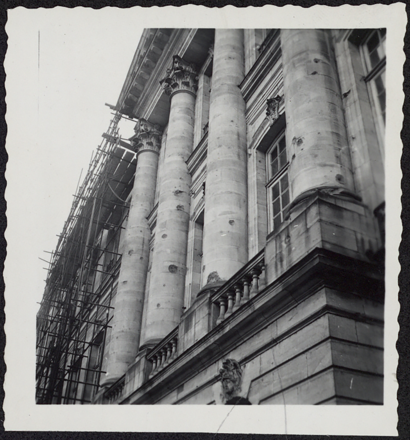 Vue de détail des colonnes de l’avant-corps central de la façade sud.