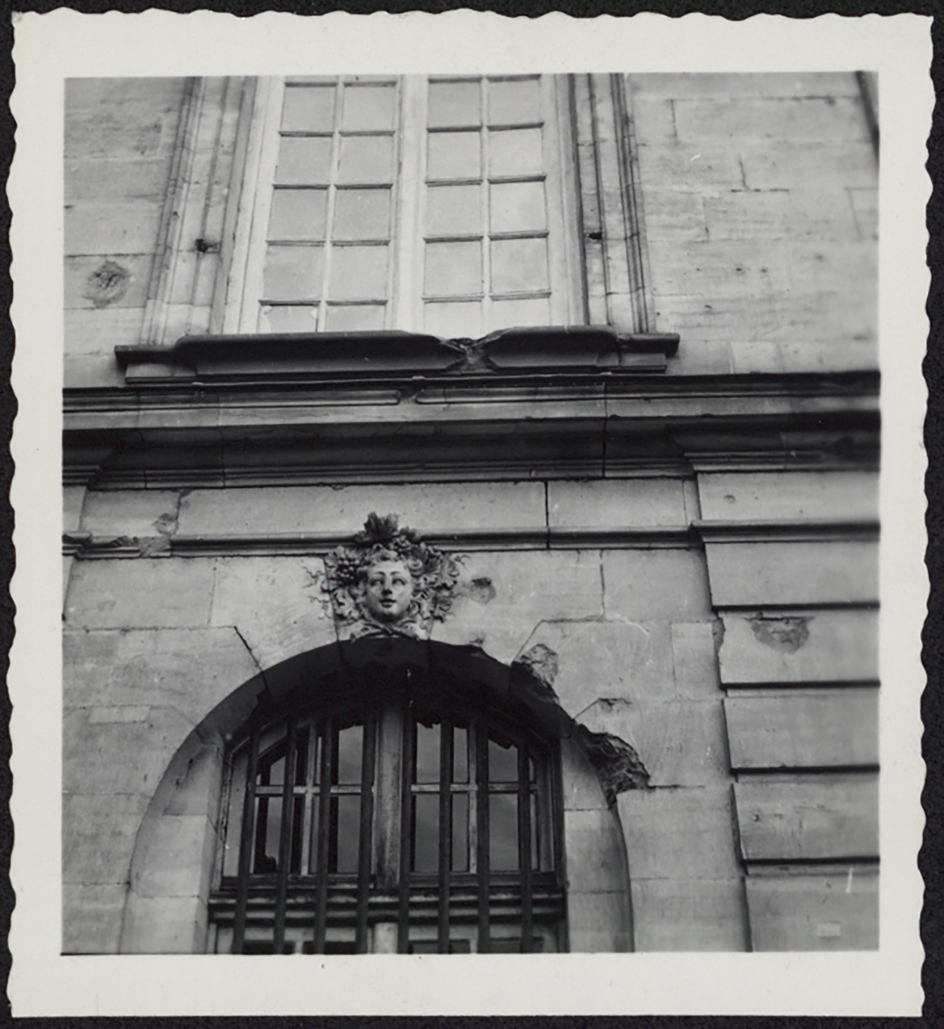 Vue de détail de la deuxième travée à droite de l'avant-corps central de la façade sud.