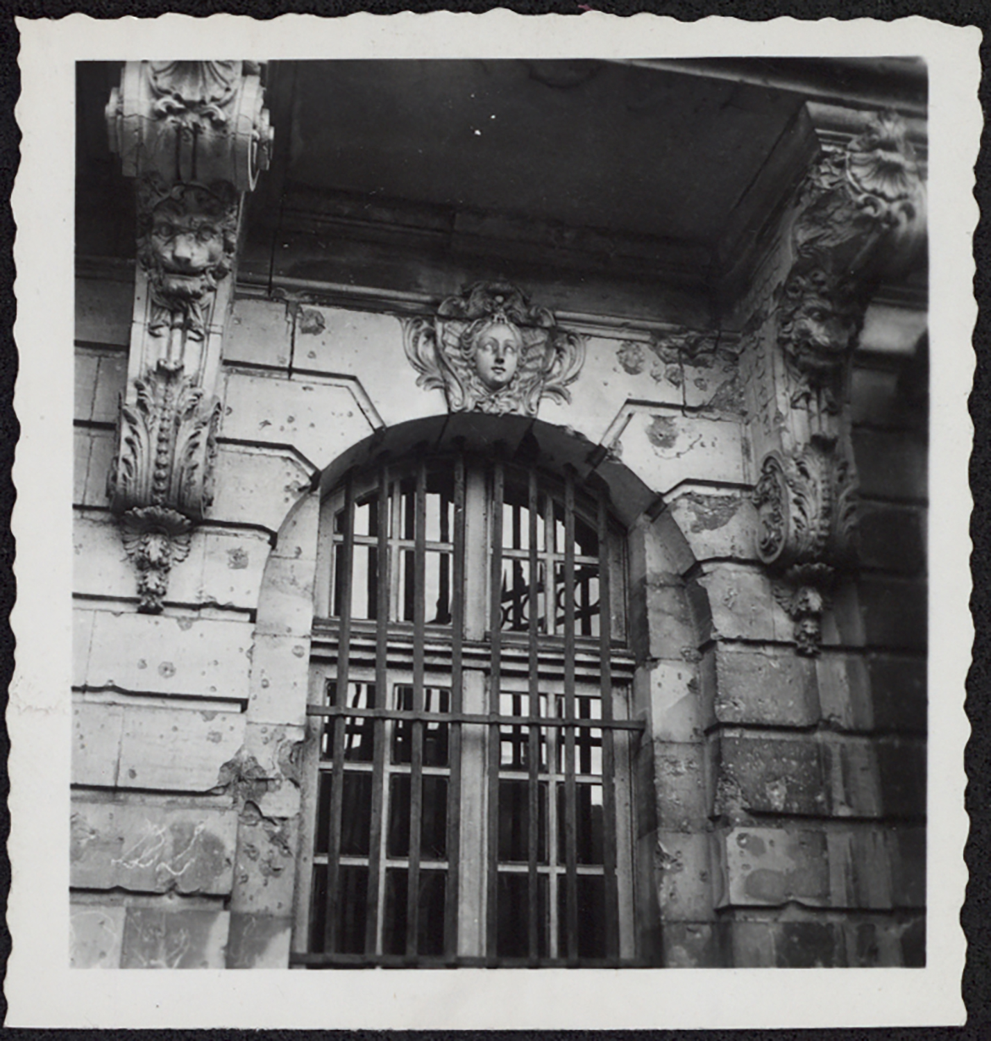 Vue de détail du mascaron des Heures sur un pavillon d’angle de la façade sud.