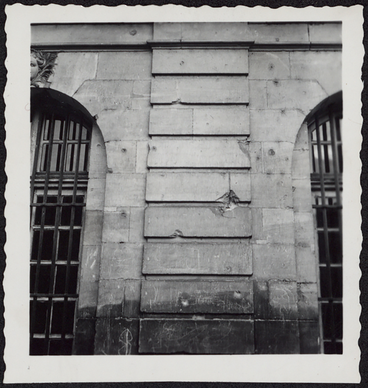 Vue de détail d'un pilastre entre les troisième et quatrième travées à droite de l’avant-corps central de la façade sud.