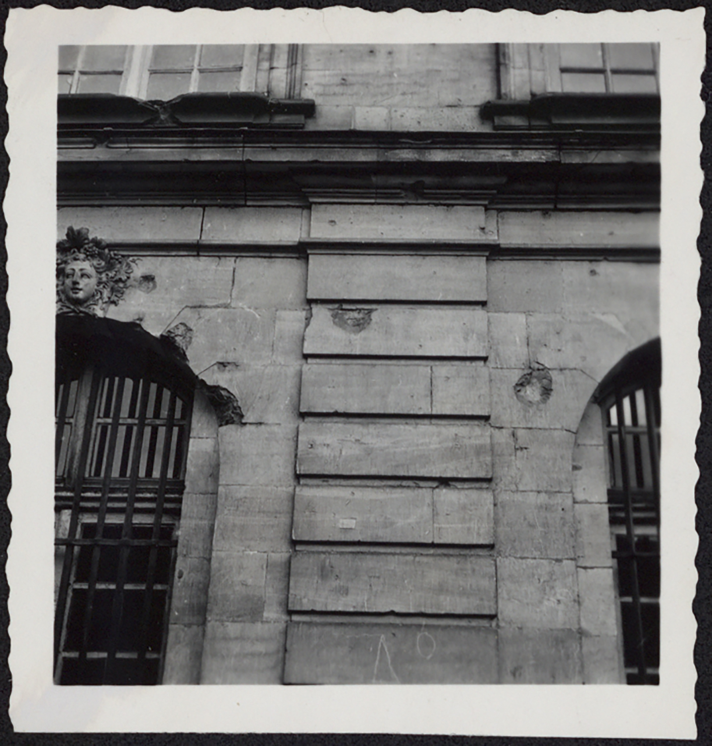 Vue de détail d'un pilastre entre les deuxième et troisième travées à droite de l’avant-corps central de la façade sud.