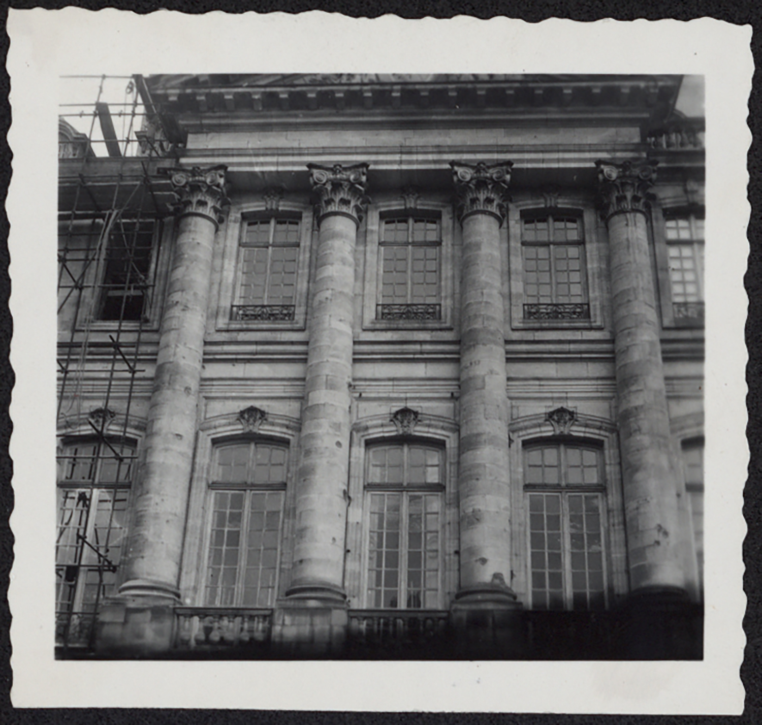 Vue de détail de l'avant-corps central de la façade sud.