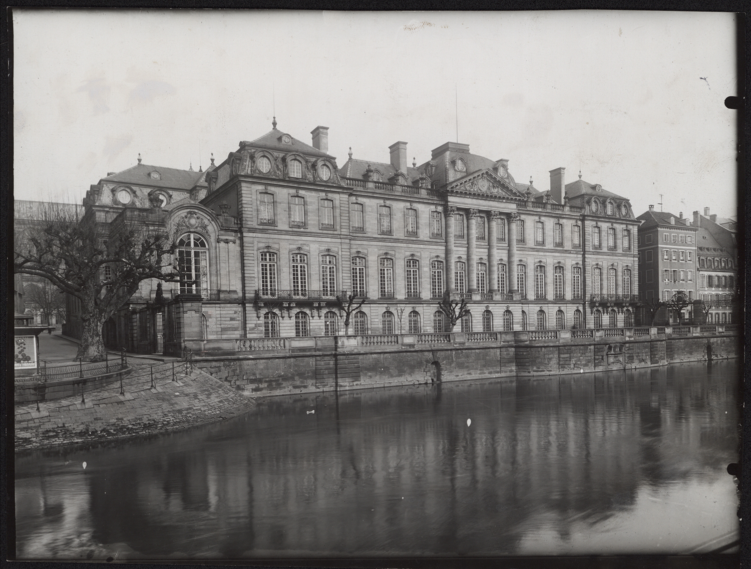 Vue d'ensemble de la façade sud depuis le quai des Bateliers.