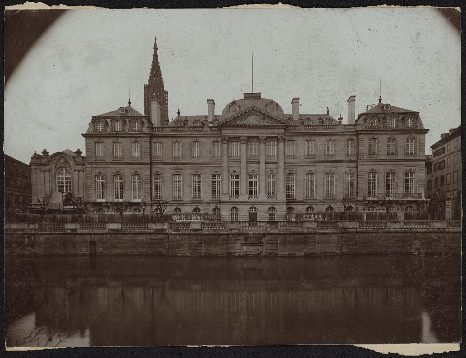 Vue d'ensemble de la façade sud depuis le quai des Bateliers.