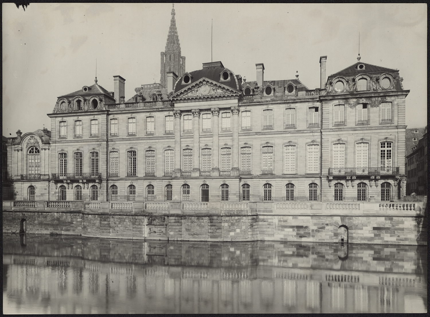 Vue d'ensemble de la façade sud depuis le quai des Bateliers.